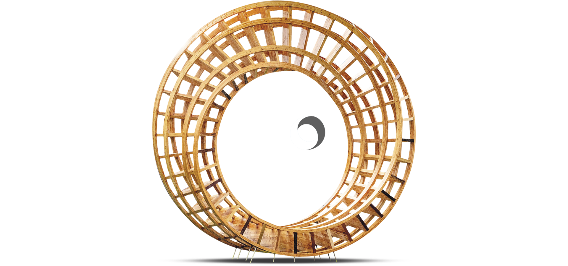 Das Bild zeigt ein hölzernes Radgebilde mit einem Logo darin.