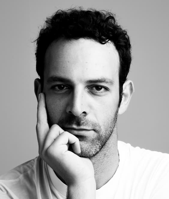 Porträt von Stefano Miele in schwarz-weiß