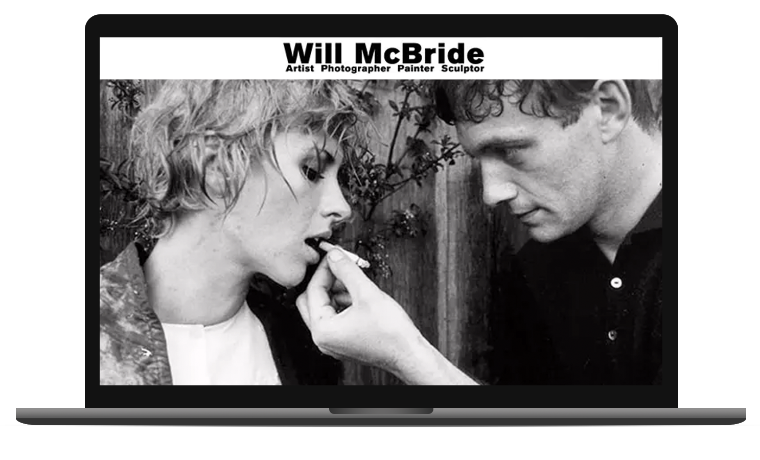 Laptop mit einem Foto eines Paares und des Menü der McBrise-Website.