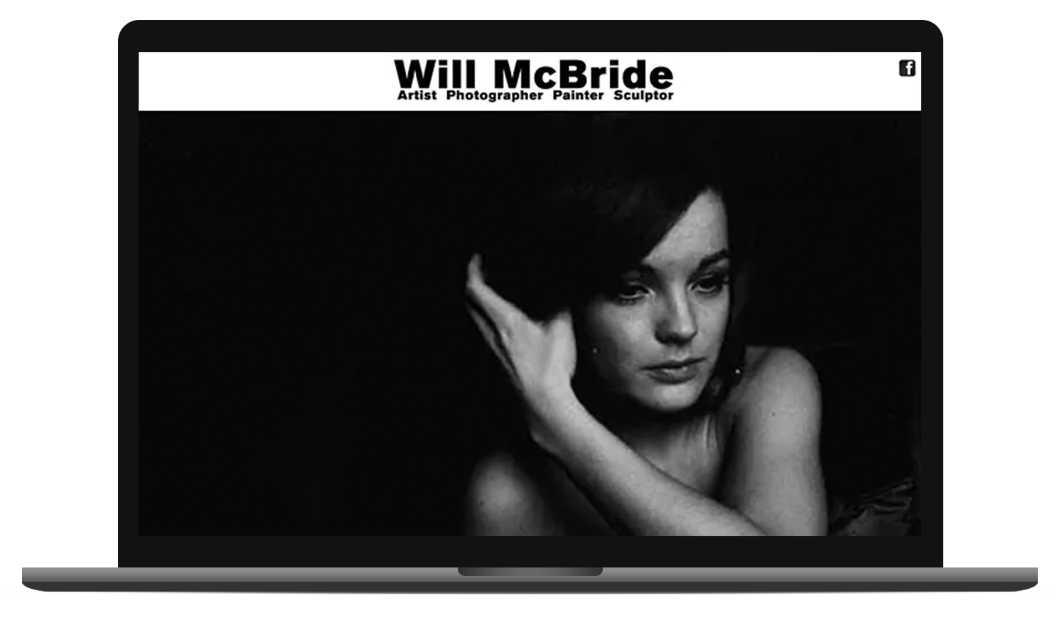 Laptop mit einem Foto eines Models und des Menü der McBrise-Website.