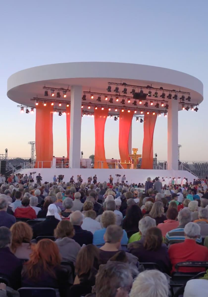 Abendstimmung auf Festwiese bei Wittenberg mit vielen Besuchern vor der großen Bühne zur ‚Nacht der Lichter‘. Reformationsjubiläum 2017 e. V.