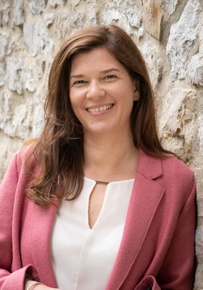 Porträt von Ophelia Nick im Business-Look mit weißer Bluse und altrosa Blazer