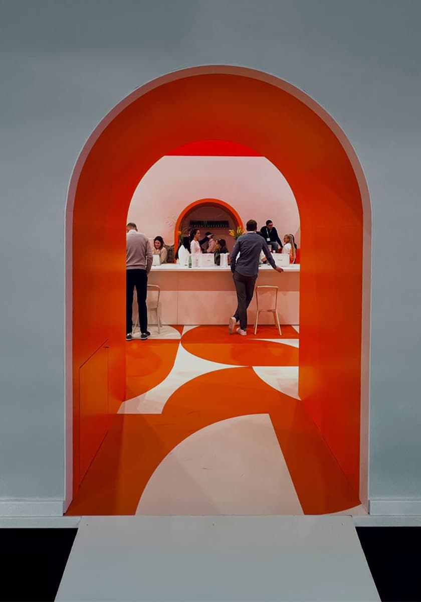 Eingang mit Rundbogen in den Hubspot-Messestand auf der DMEXCO 2025