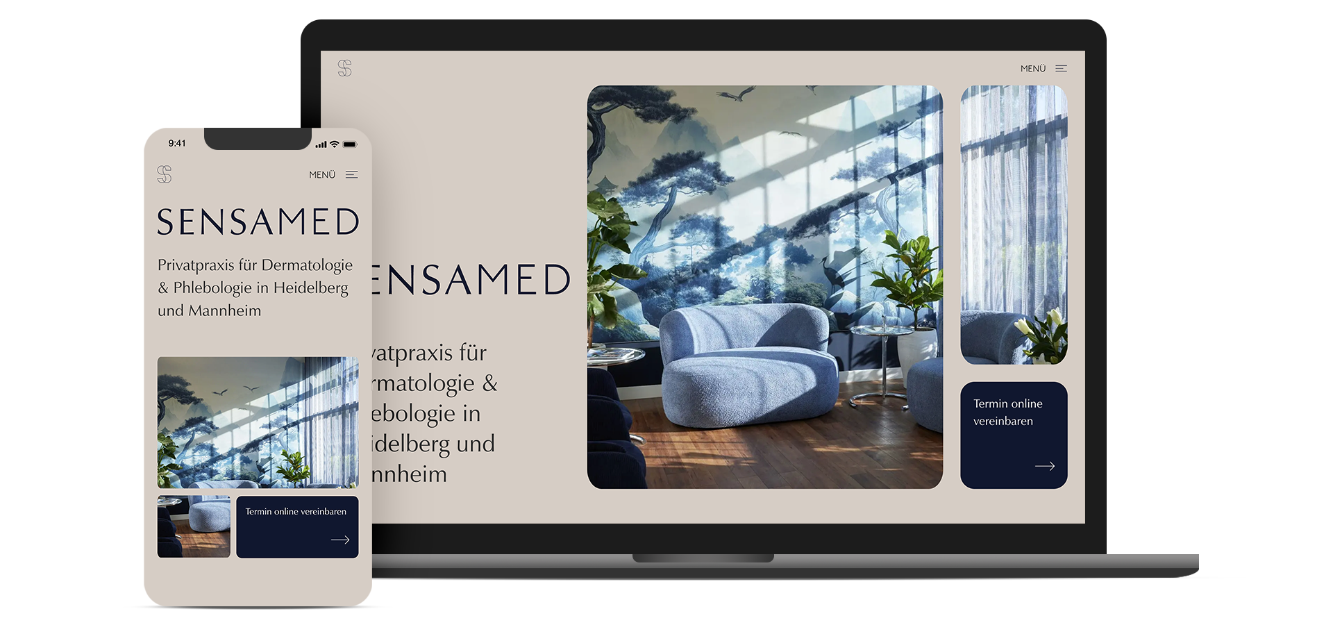 Laptop und Smartphone zeigen eine Webseite mit dem Schriftzug ‚SENSAMED‘ und Bild von einem blauen Sessel vor einem Fenster mit Pflanzen.