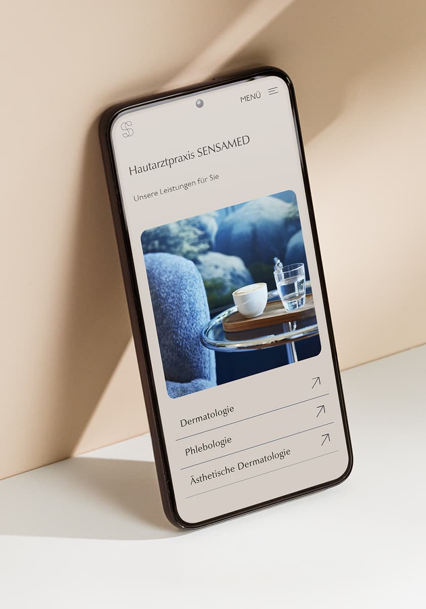 Smartphone zeigt Webseite der Hautarztpraxis SENSAMED mit Menü für Dermatologie, Phlebologie und ästhetische Dermatologie.